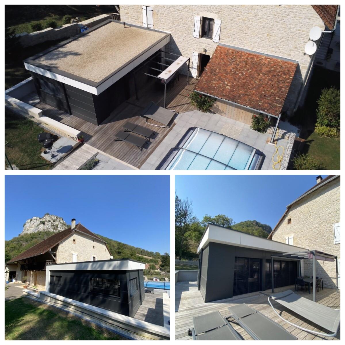 Extension moderne en ossature bois avec bardage foncé, intégrée à une maison en pierre traditionnelle, avec piscine couverte et grande terrasse en bois.