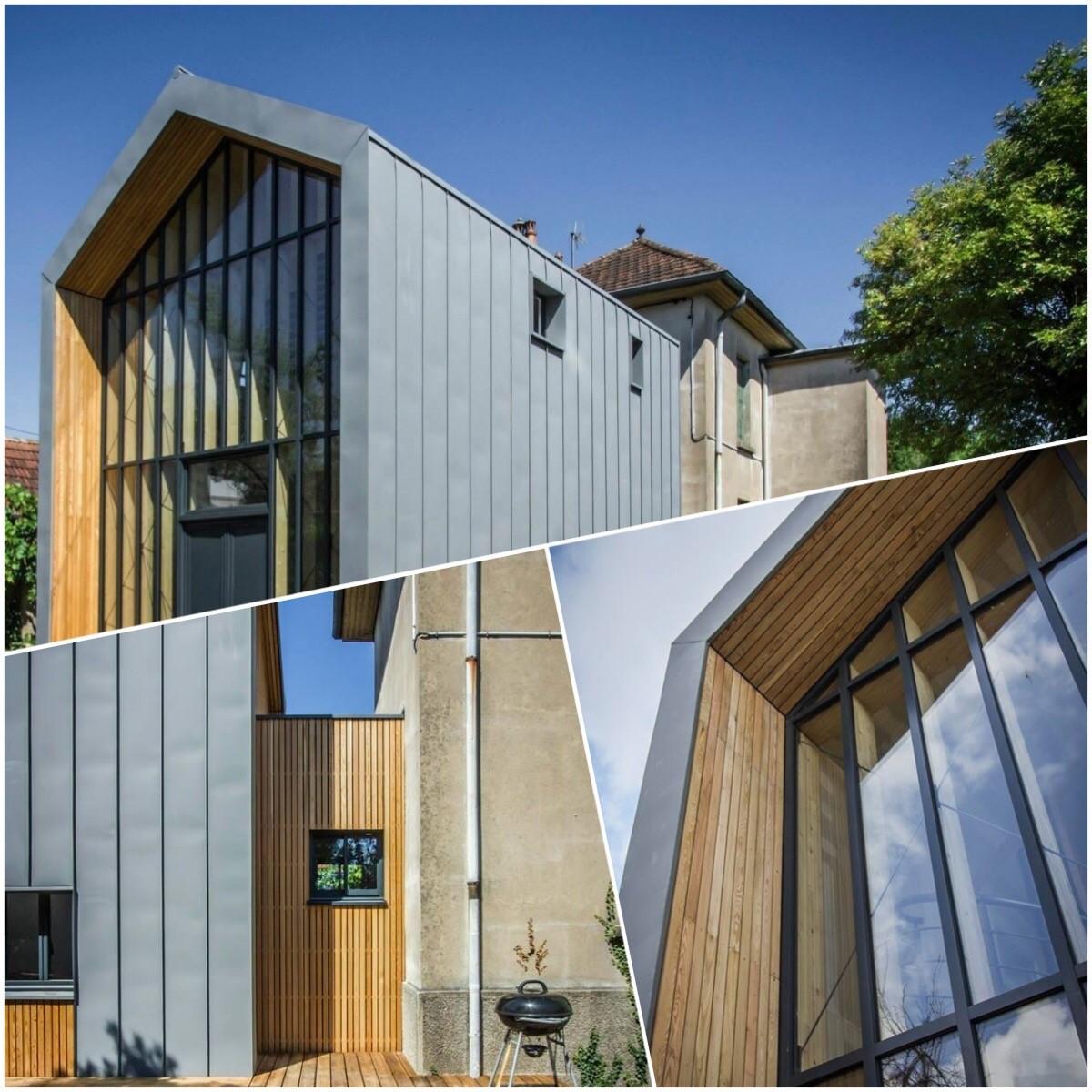 Extension architecturale en ossature bois, avec façade vitrée et mix de bardages bois naturel et gris métallique, accolée à une maison ancienne, lauréate d'un prix de construction.