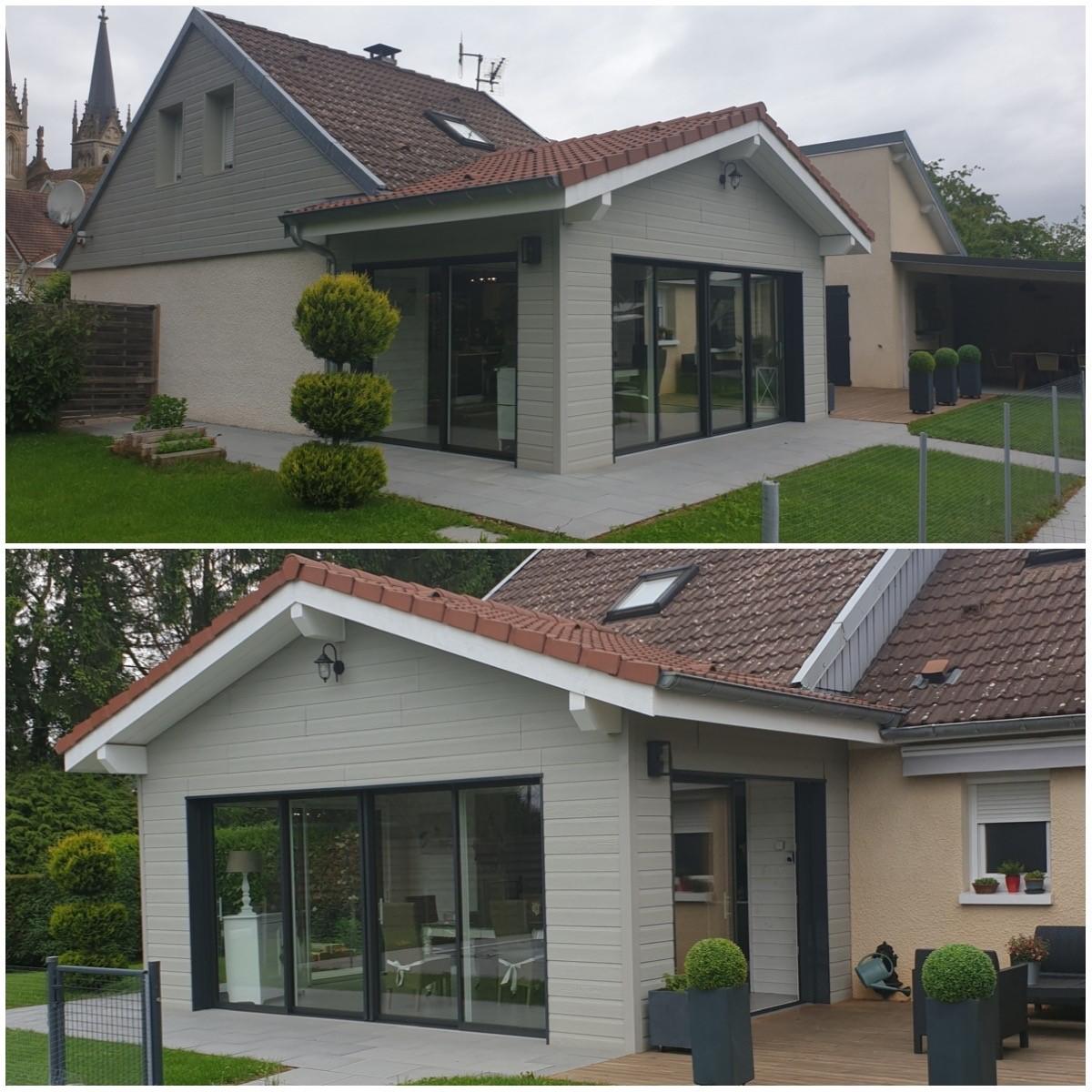 Extension de maison en ossature bois avec toiture deux pans en tuiles et bardage gris clair sans entretien, parfaitement intégrée à une habitation existante avec grandes baies vitrées anthracite.