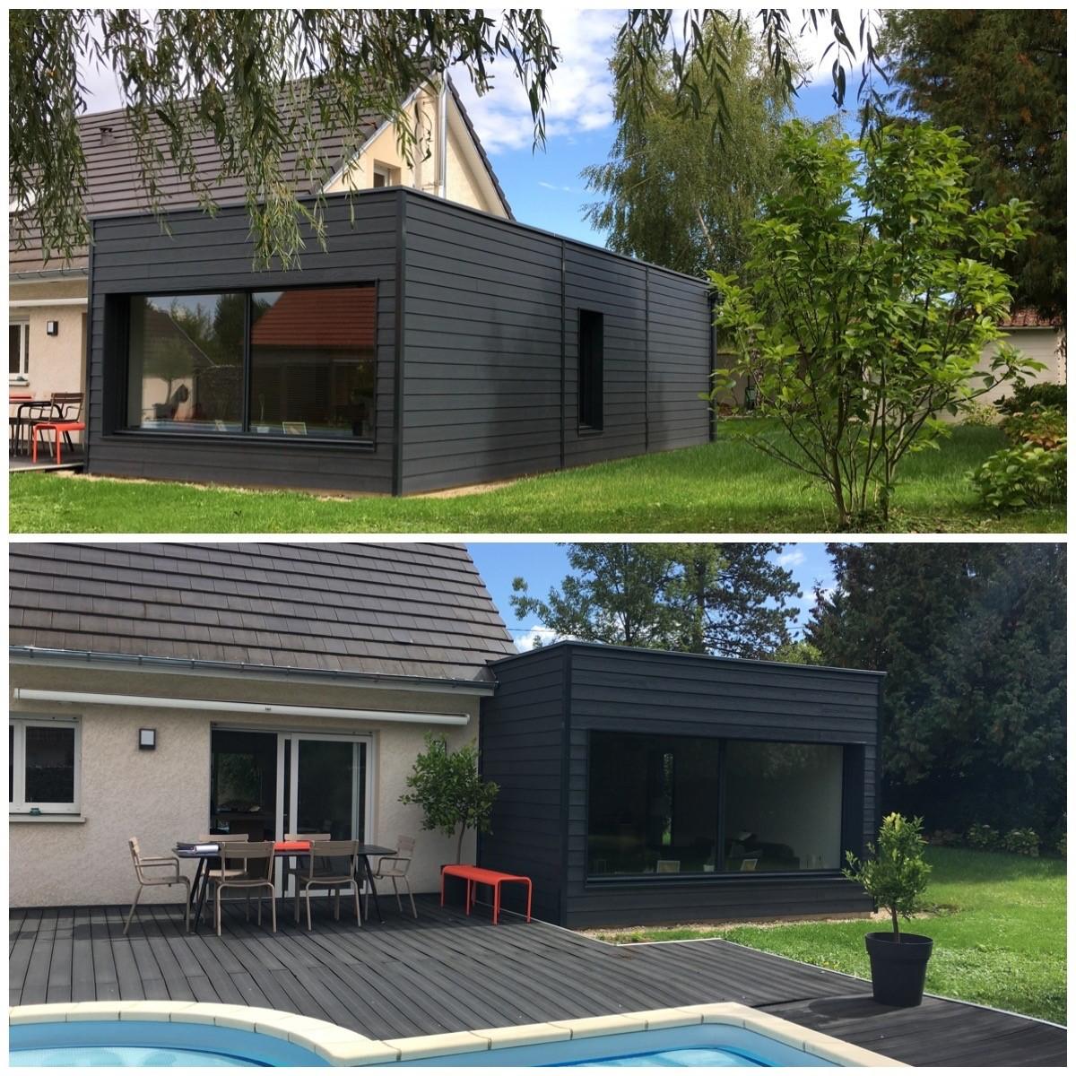 Extension de maison moderne en ossature bois avec bardage Cedral gris anthracite, grandes baies vitrées, toit plat, et terrasse avec piscine.