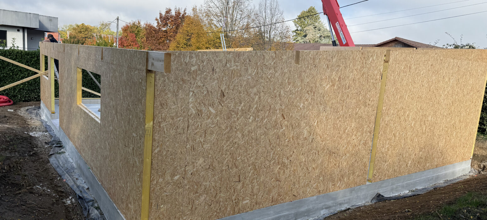 Structure murs extérieurs en panneaux OSB assemblés sur fondations béton