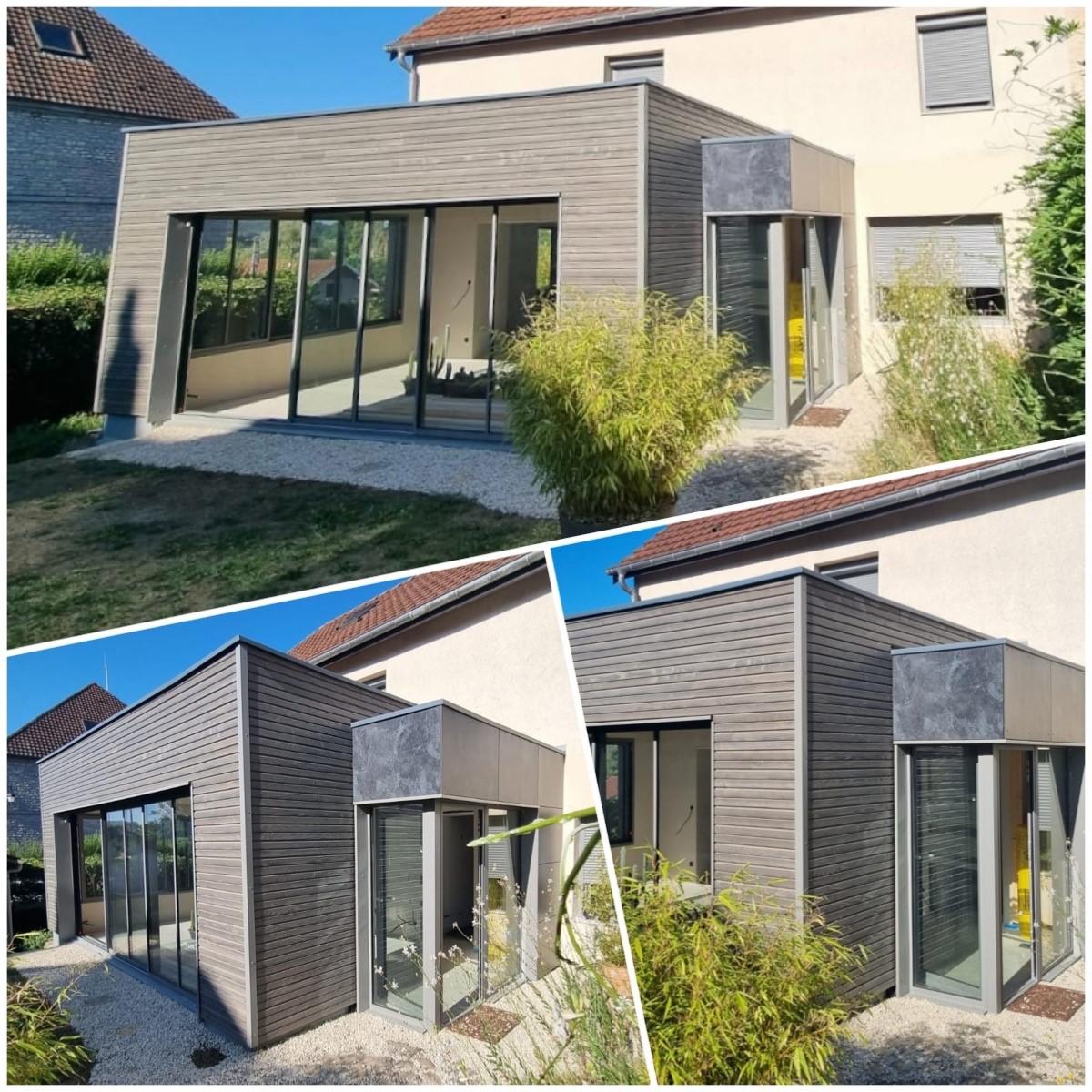 Extension maison moderne ossature bois toit plat végétalisable avec bardage mixte douglas et composite gris