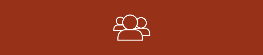 Icône de trois silhouettes (profils de têtes et épaules) représentant des personnes ou une équipe en ligne blanche sur fond marron-rouge.